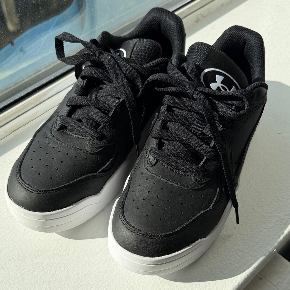 Men’s 7 - Under Armour sneakers - M7 / W8.5 (runs small)